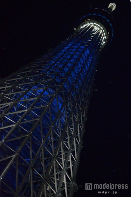 ブルーにライトアップされた東京スカイツリー