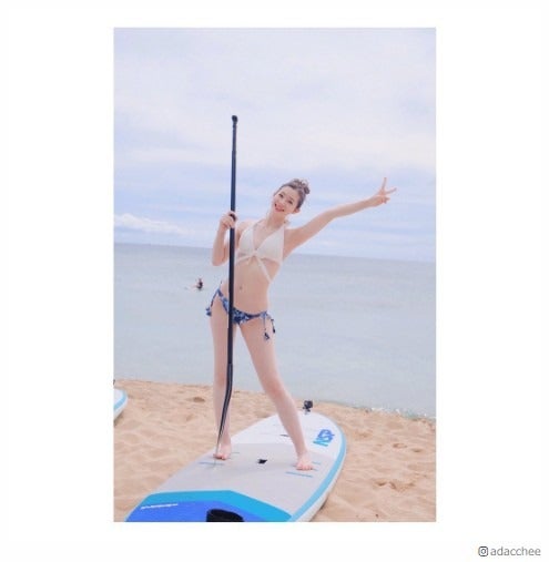 足立梨花、美くびれ際立つSEXYビキニショットに「憧れボディ」と絶賛の声