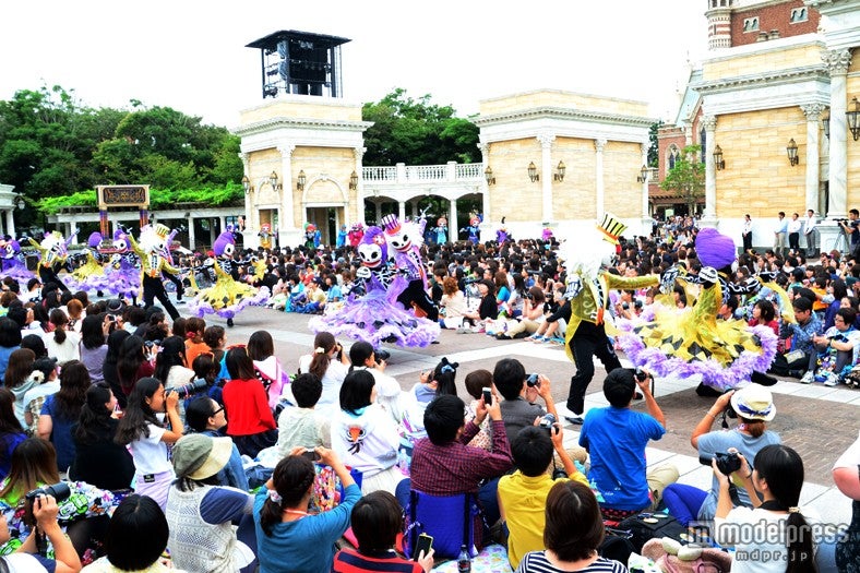 「ニューヨーク・ハロウィーン・フォリーズ」スケルトンのダンサーと華やかなショービズの世界を演出