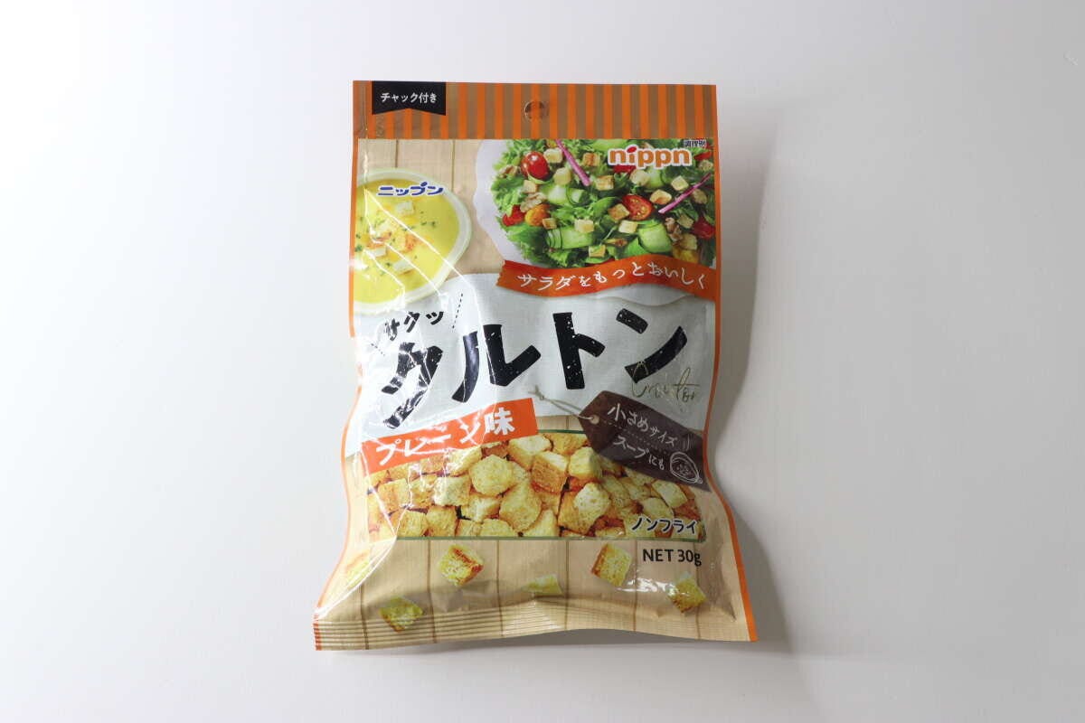 ニップンのクルトンプレーン味のパッケージが正面から写っている ニップンのクルトンプレーン味のパッケージが正面から写っている