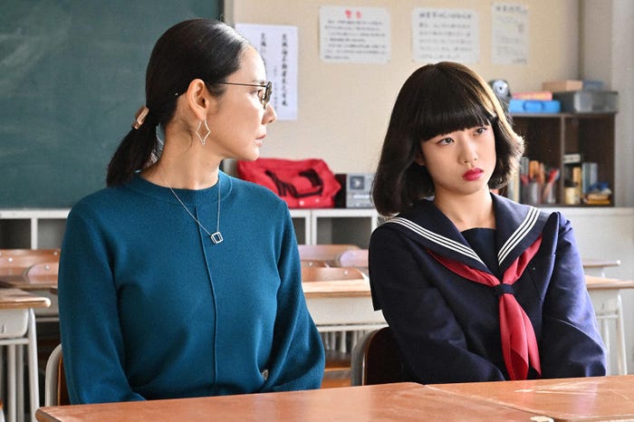 吉田羊、河合優実「不適切にもほどがある!」第5話より(C)TBS