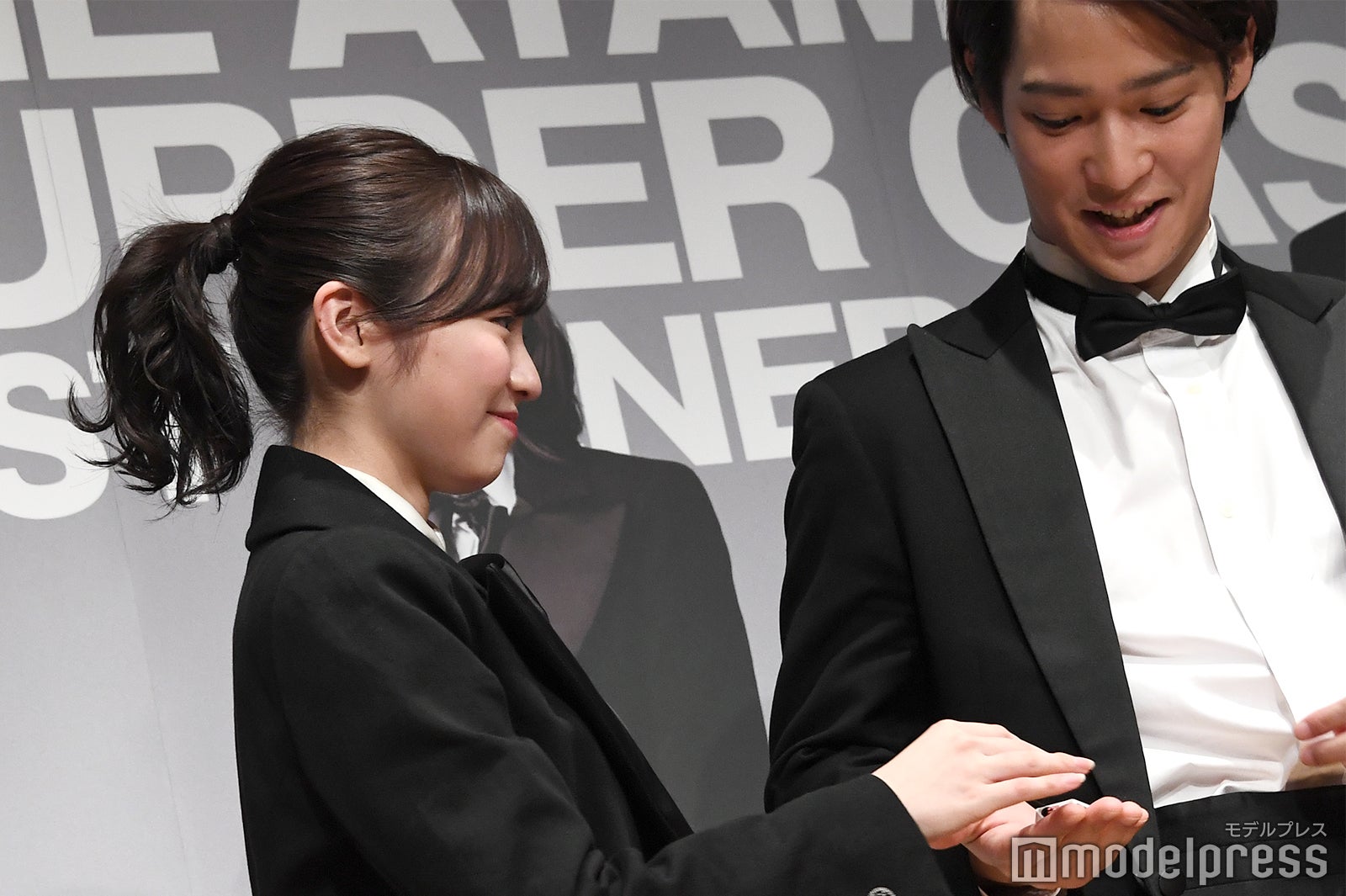 今泉佑唯、共演者らにもチョコを配る （C）モデルプレス