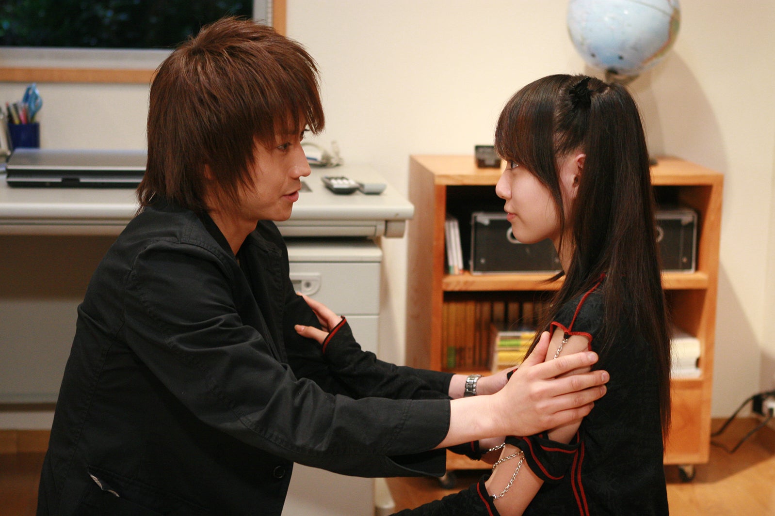 藤原竜也、戸田恵梨香／特別編「デスノート 逆襲の天才」より（C）大場つぐみ・小畑健／集英社 （C）2006「DEATH NOTE」FILM PARTNERS