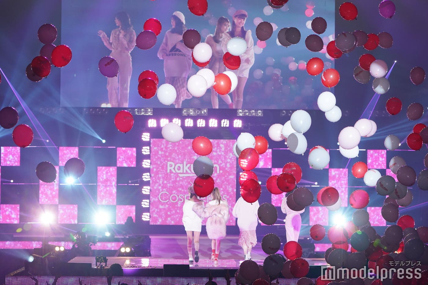 バルーンシャワーが行われたステージの様子(C)モデルプレス