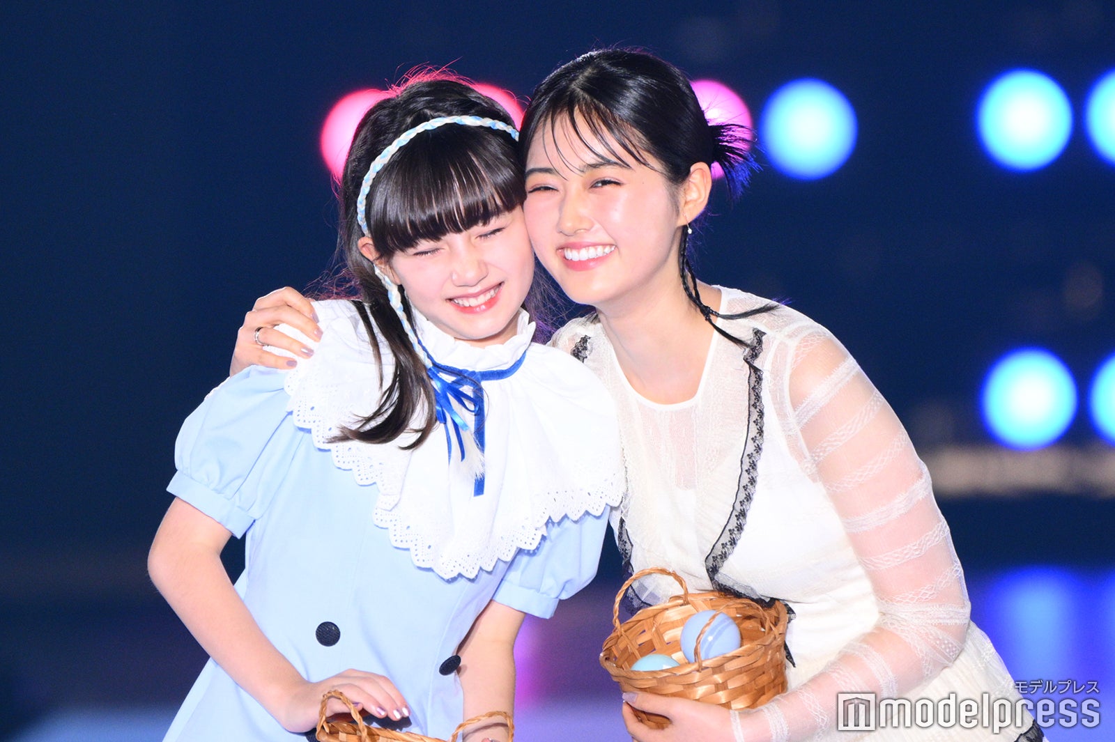 原菜乃華、シースルードレスで美肌透け マイカ ピュと頬くっつけ仲良しオーラ全開【関コレ2025A/W】