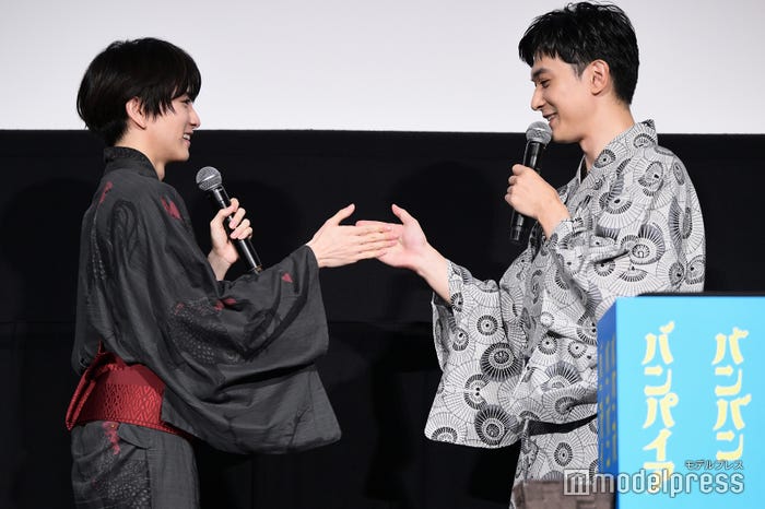 劇中のハンドシェイクを再現する板垣李光人、吉沢亮(C)モデルプレス