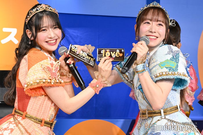 鎮西寿々歌、真中まな(C)モデルプレス