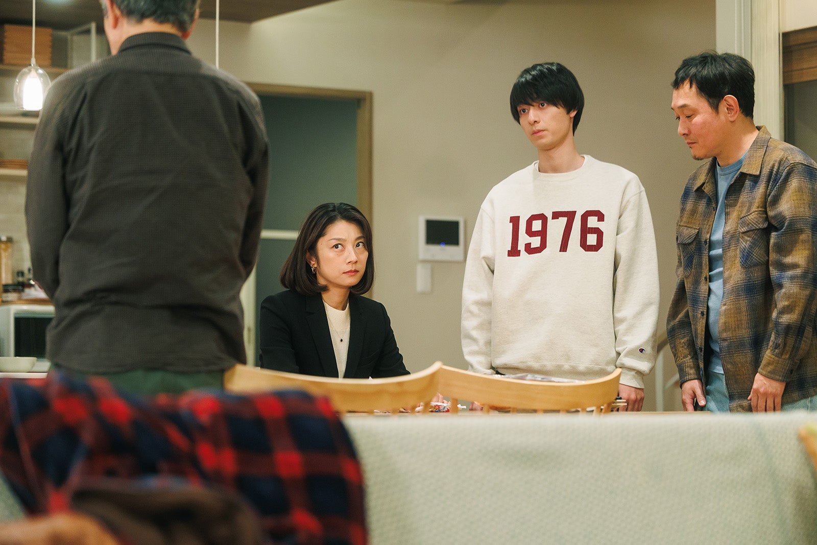 小池栄子、作間龍斗、西堀亮「コタツがない家」第8話より（C）日本テレビ