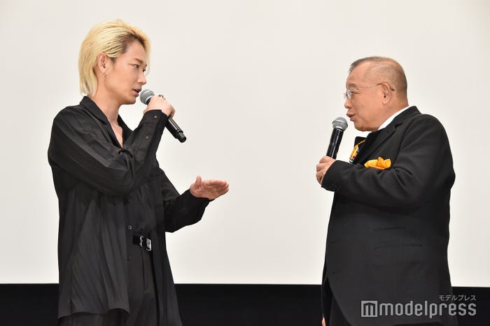 綾野剛、笑福亭鶴瓶(C)モデルプレス