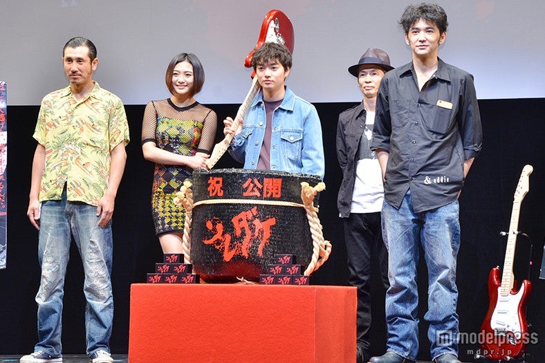 （左から）渋川清彦、水野絵梨奈、染谷将太、石井岳龍監督、村上淳