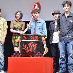 （左から）渋川清彦、水野絵梨奈、染谷将太、石井岳龍監督、村上淳