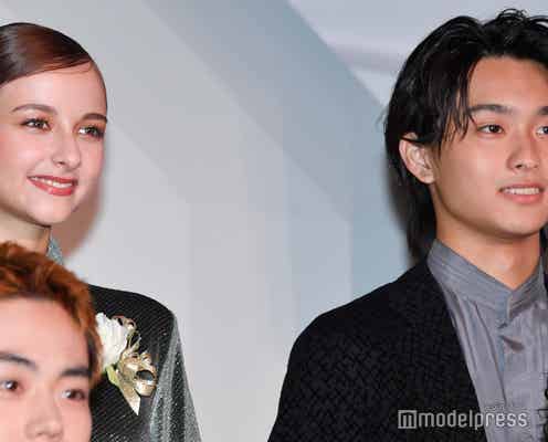 「マイスモールランド」嵐莉菜、美スタイル際立つラメドレスで登場 奥平大兼もピンクパンツ着こなす<東京ドラマアウォード2022>