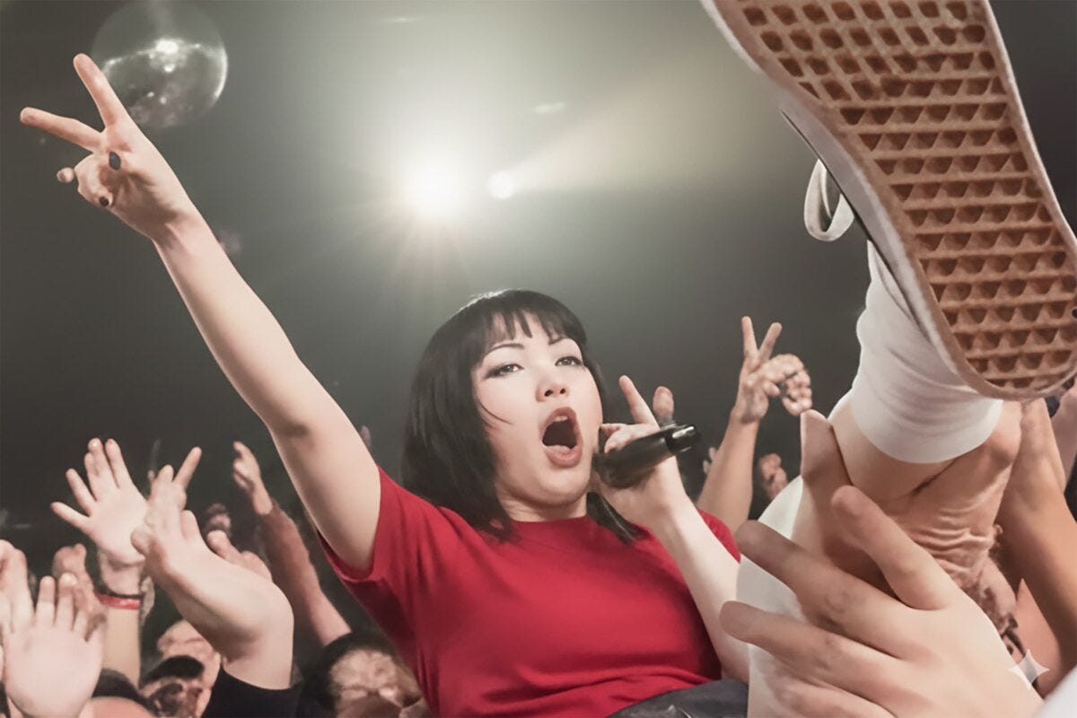 liveでステージ外でパフォーマンスをする女性のイメージ