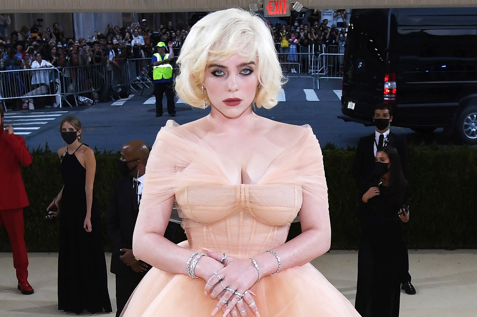 ビリー・アイリッシュ、マリリン・モンローのようなドレスでSEXYな魅力「最強」「振れ幅すごい」と話題に＜メットガラ2021＞