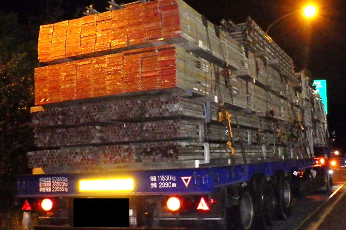 【大型トレーラー】 高速道路を走る怪しい大型トレーラー、総重量にゾッとした NEXCO中日本