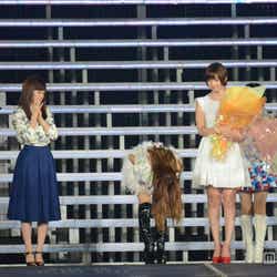 客席に向かって深々と頭を下げる板野友美