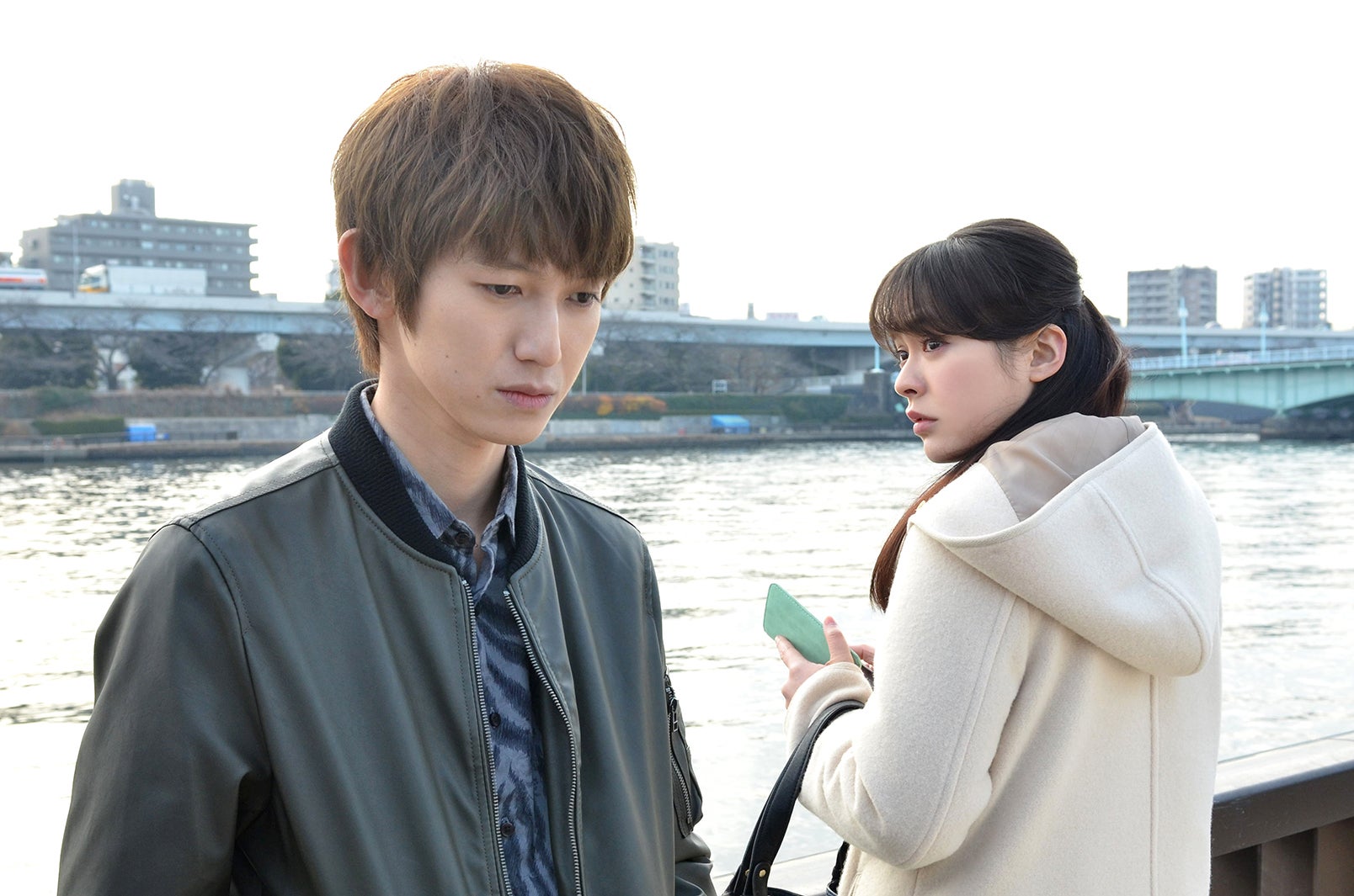 （左から）本郷奏多、貫地谷しほり（画像提供：読売テレビ）