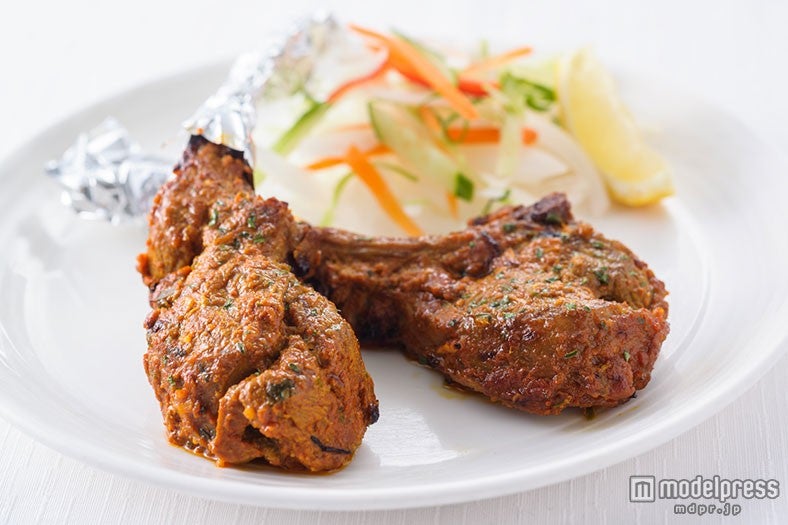 【肉食】カザーナタンドーリ ラムチョップ2ピース入り￥1080（税込み）／画像提供：デックス東京ビーチ