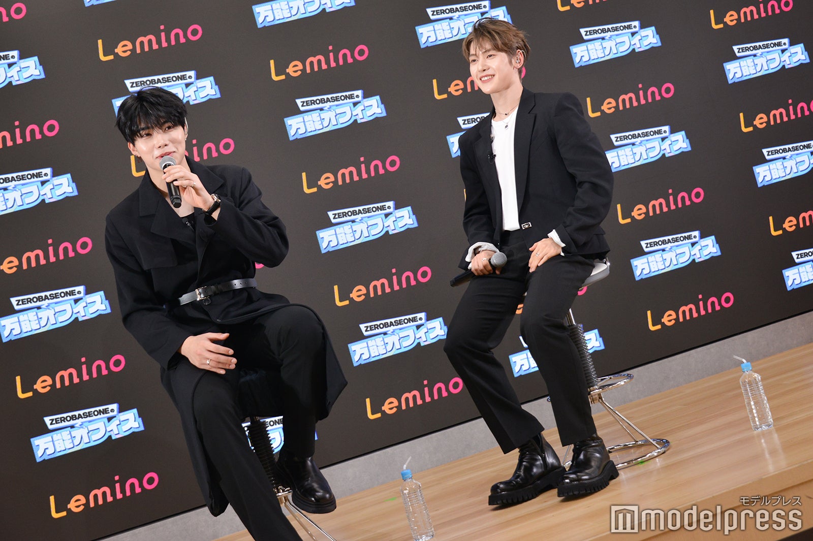 パク・ゴヌクにスーツ姿を褒めてもらうため衣装をしっかり見せるソク・マシュー（C）モデルプレス