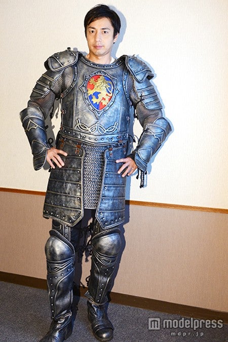 騎士のコスチュームで、クールにポーズを決める徳井義実