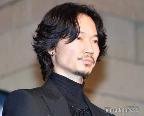 綾野剛、佐久間由衣と結婚後初の公の場<最後まで行く>