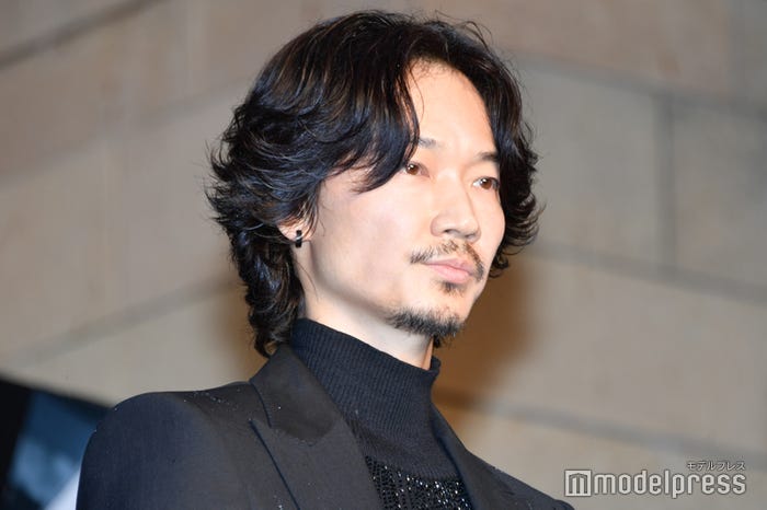 「最後まで行く」大階段スペシャルフォトセッションに登場した綾野剛(C)モデルプレス