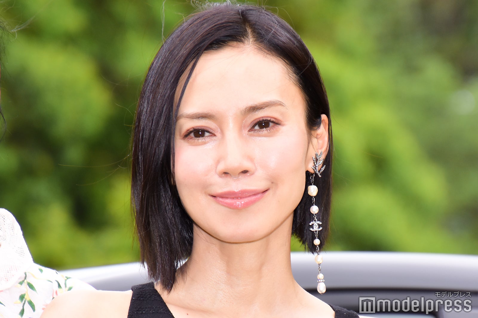 中谷美紀 流暢なフランス語披露 背中大胆ドレスで登場 モデルプレス