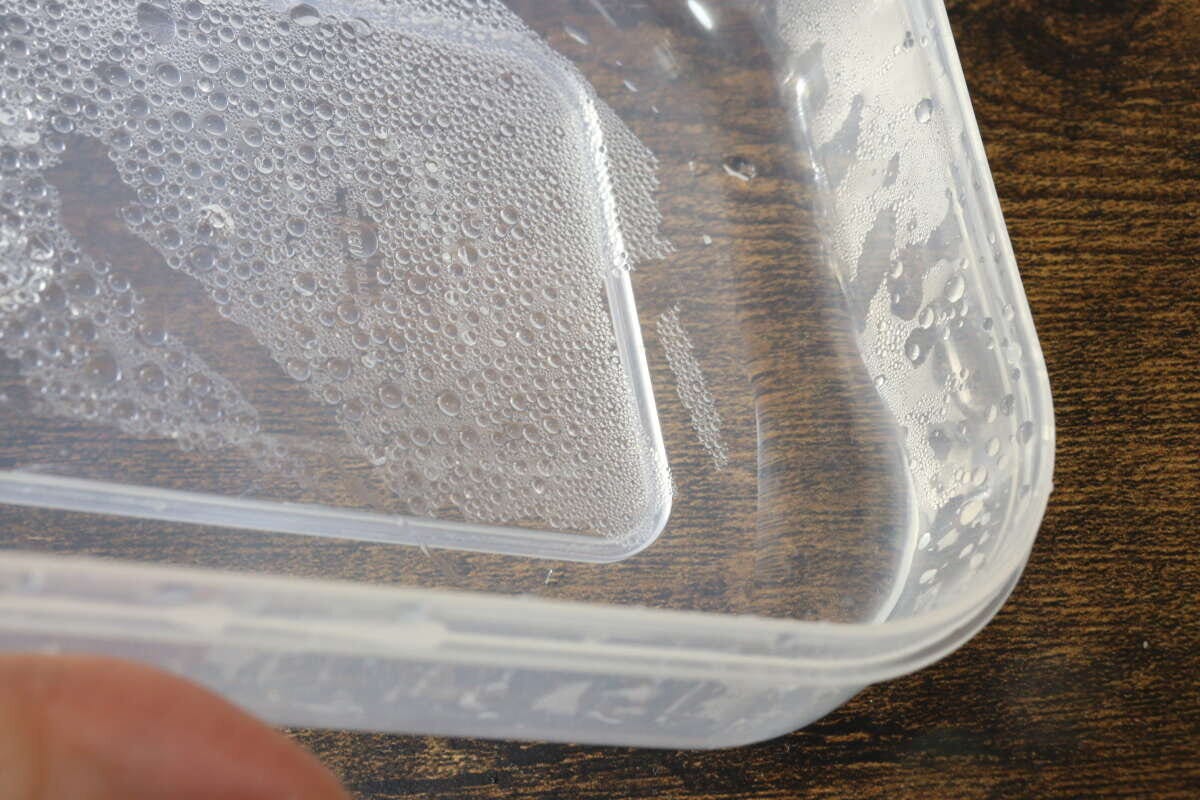 スノコ付冷凍ご飯容器　溜まった水分