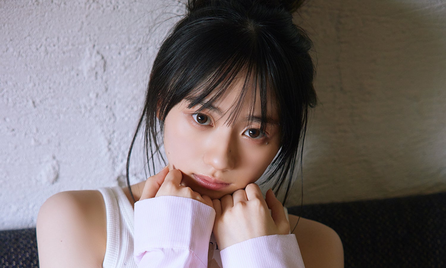 乃木坂46川崎桜、スラリと伸びた足を披露 「アザーカットミニブック