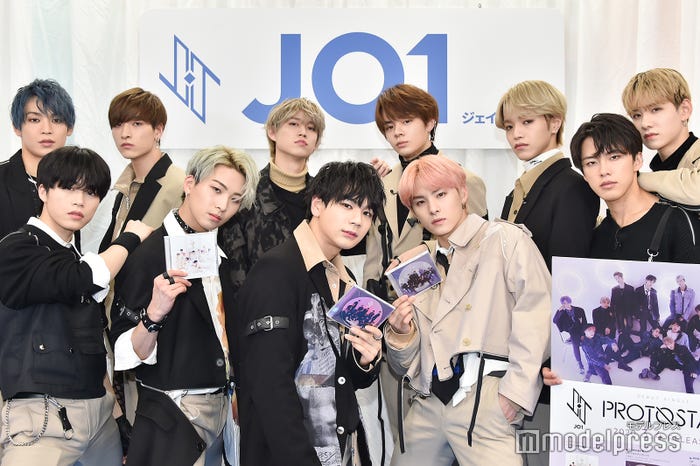 JO1(後列)與那城奨、金城碧海、白岩瑠姫、鶴房汐恩、大平祥生、佐藤景瑚(前列)木全翔也、川尻蓮、豆原一成、川西拓実、河野純喜(C)モデルプレス