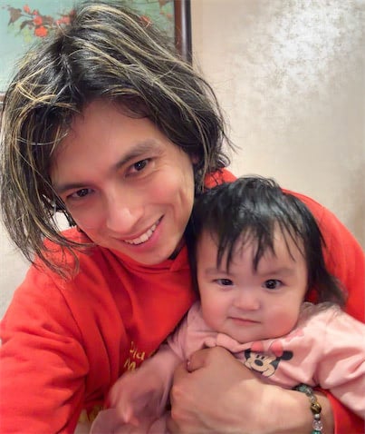 アレクサンダー、次女・グーちゃんはオフィスでもお利口さん「暴れるのは夜だけにしてね」