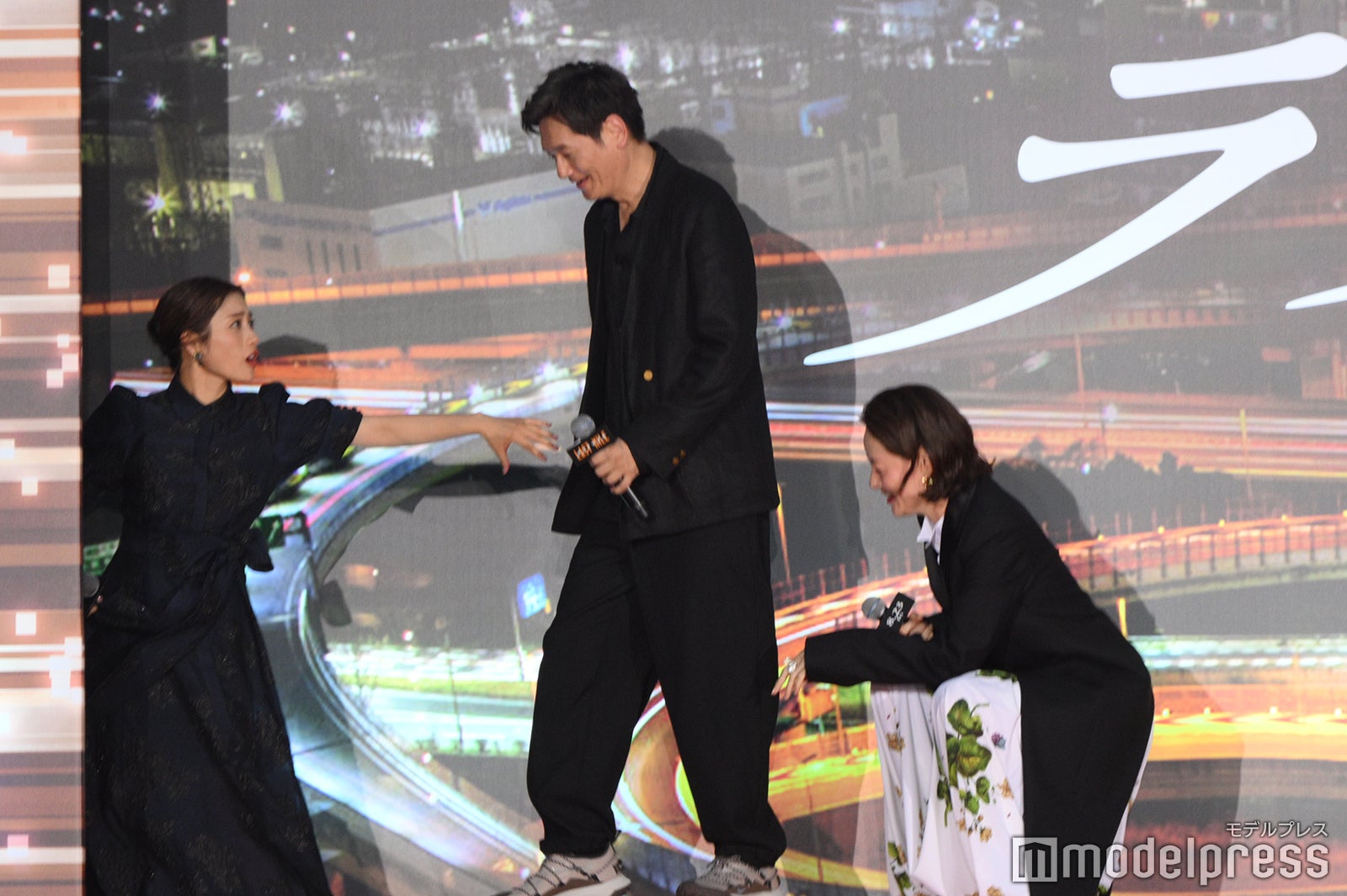 石原さとみに退場させられる井浦新、市川実日子（C）モデルプレス