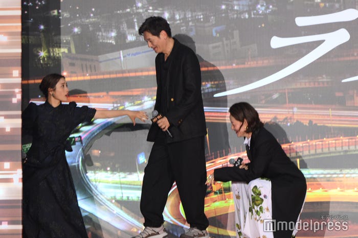 石原さとみに退場させられる井浦新、市川実日子(C)モデルプレス