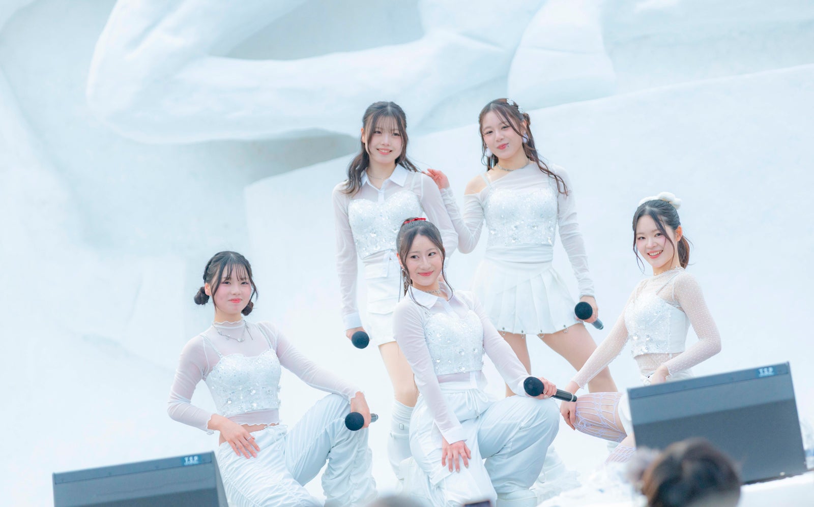 パフォーマンスを披露する2FACE（左から）NIRAI、KUREA、MARIA、RINA、NIKO（提供写真）