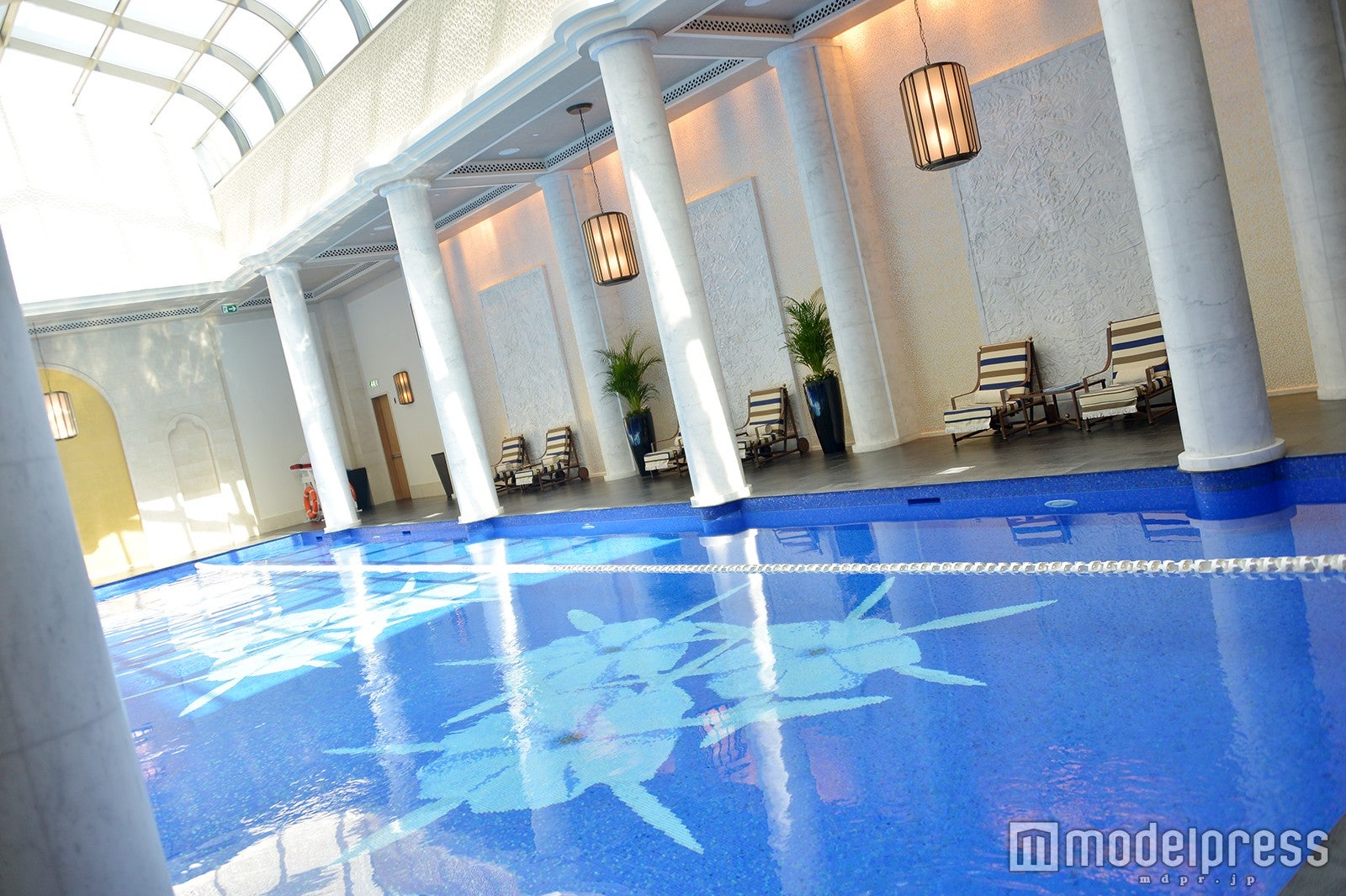 「Four Seasons Resort Dubai at Jumeirah Beach」の室内プール（C）モデルプレス