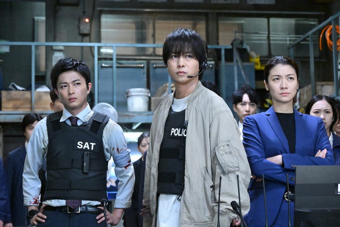 曽田陵介、櫻井翔、瀧内公美「放送局占拠」第5話(C)日本テレビ