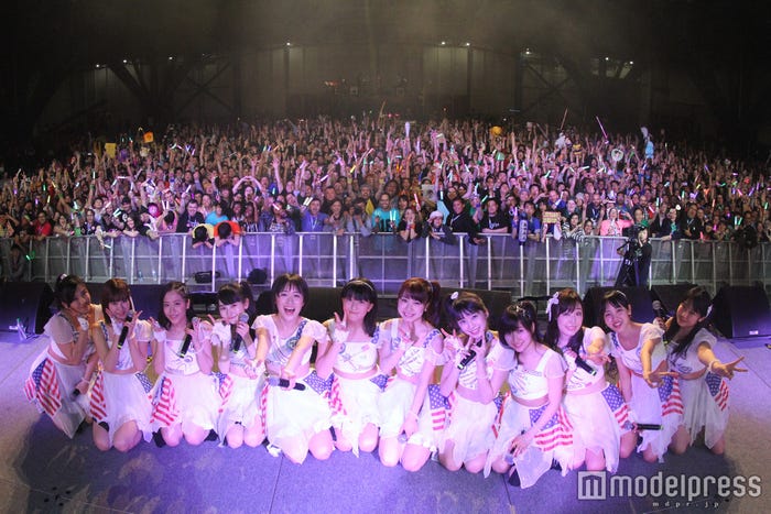 モーニング娘。’16/(左から)鈴木香音、生田衣梨奈、小田さくら、尾形春水、工藤遥 、羽賀朱音、石田亜佑美、牧野真莉愛、佐藤優樹、譜久村 聖、飯窪春菜、野中美希