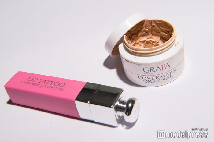 芹野莉奈の私物コスメ/左:「Dior(ディオール)ティントリップ、右:「カバーマーク(COVERMARK)」オリジナル ファンデーション (C)モデルプレス