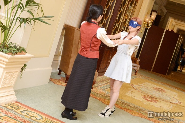 手をひかれて会場へ／モデル：河西里音