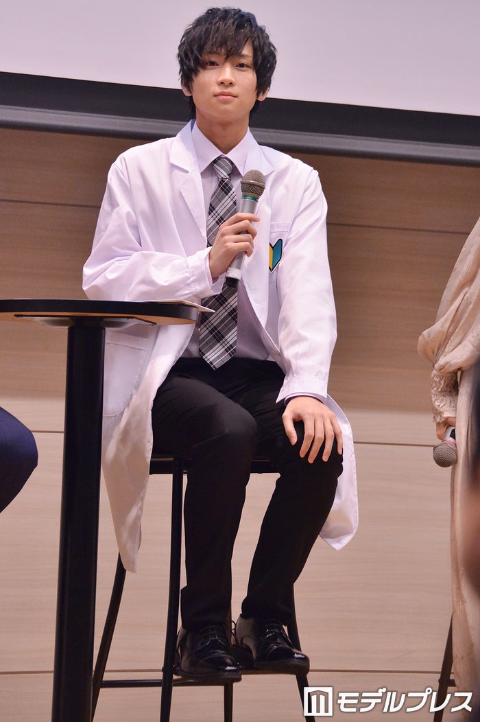 荒牧慶彦 初心者マーク の白衣姿に黄色い歓声 モデルプレス