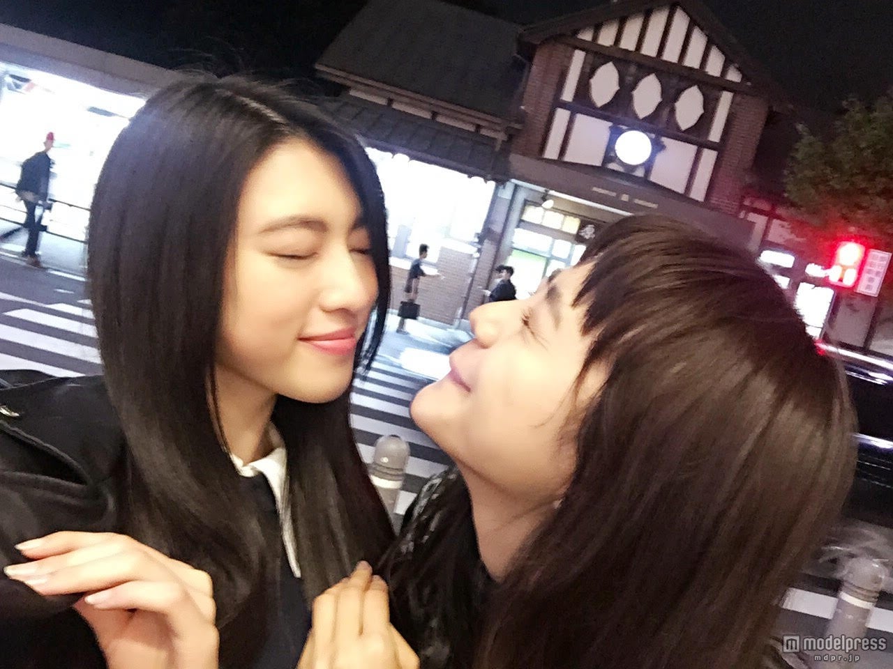 三吉彩花＆松井愛莉（画像提供：所属事務所）