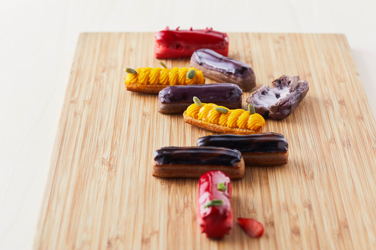 テーマカラーの月替わりエクレア／画像提供：ハイアット リージェンシー 大阪