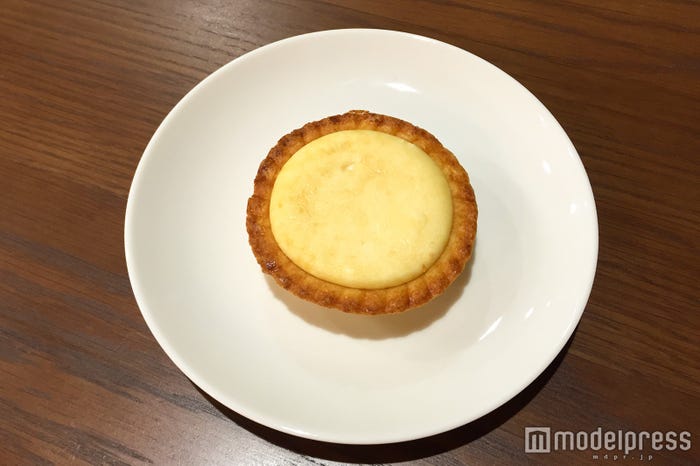 抹茶チーズタルトより若干小さめなチーズタルト(C)モデルプレス