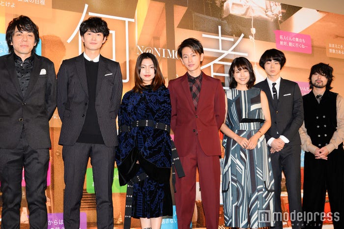 映画『何者』初日舞台あいさつ/左から:三浦大輔監督、岡田将生、二階堂ふみ、佐藤健、有村架純、菅田将暉、山田孝之(C)モデルプレス