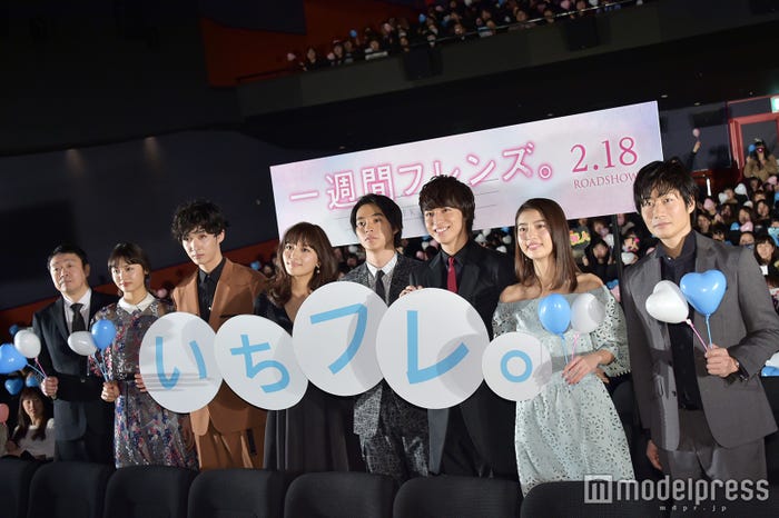 映画『一週間フレンズ。』完成披露試写会(左から)村上正典監督、古畑星夏、上杉柊平、川口春奈、山崎賢人、松尾太陽、高橋春織、戸次重幸(C)モデルプレス