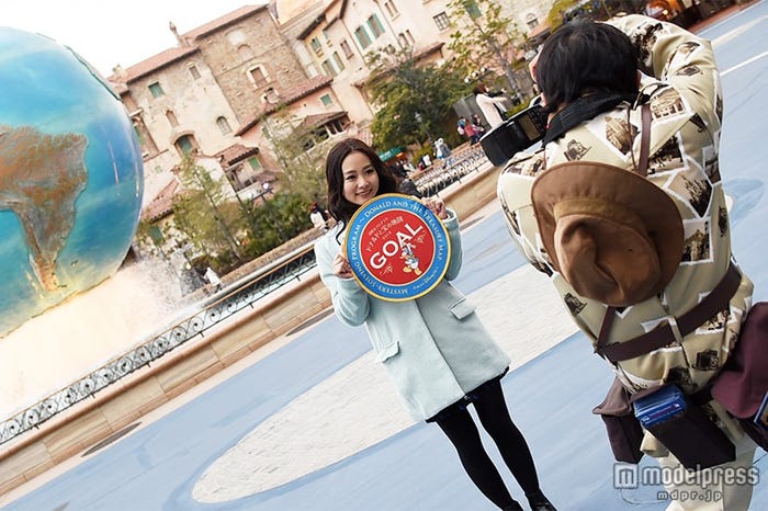 ゴールで記念撮影/モデル:阿井莉沙