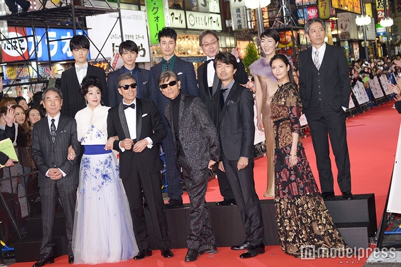 （後列左から）入江甚儀、吉沢亮、夕輝壽太、ベンガル、長谷部香苗、伊藤洋三郎（前列左から）村川透監督、浅野温子、舘ひろし、柴田恭兵、仲村トオル、菜々緒／映画「さらば あぶない刑事」レッドカーペット（C）モデルプレス