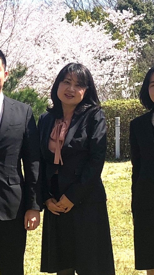 新入社員と会社ガーデンで撮影／藤井由実子氏／提供画像