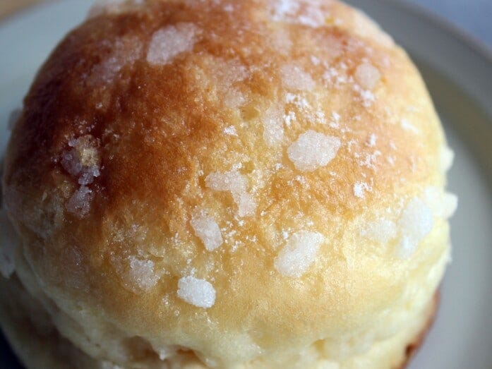 あられ糖の甘みと食感が、異国のお菓子の甘さを表現しています