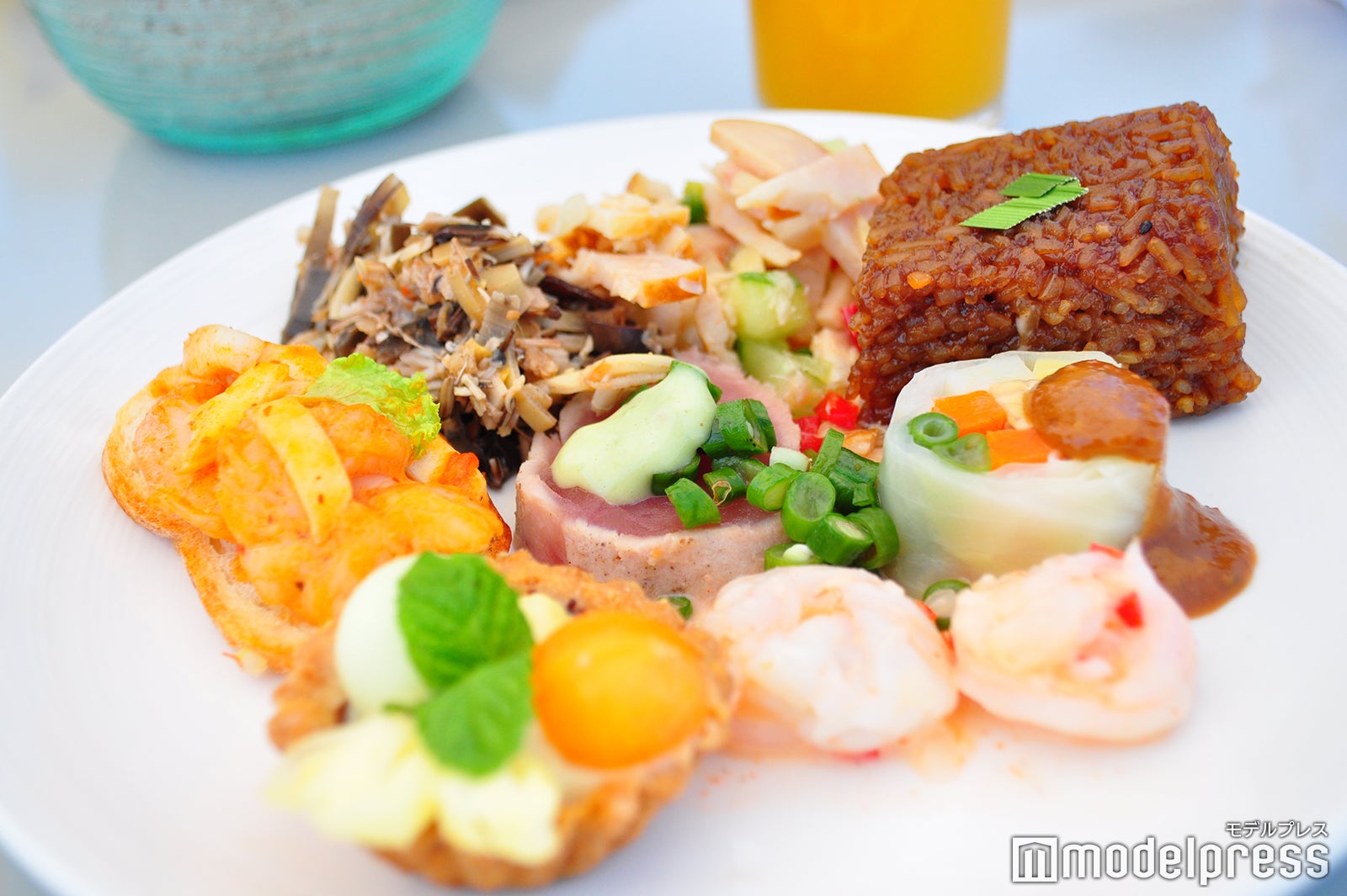 桟橋にある「NAGA BAR」でのブッフェ料理（通常は軽食メニュー提供）（C）モデルプレス